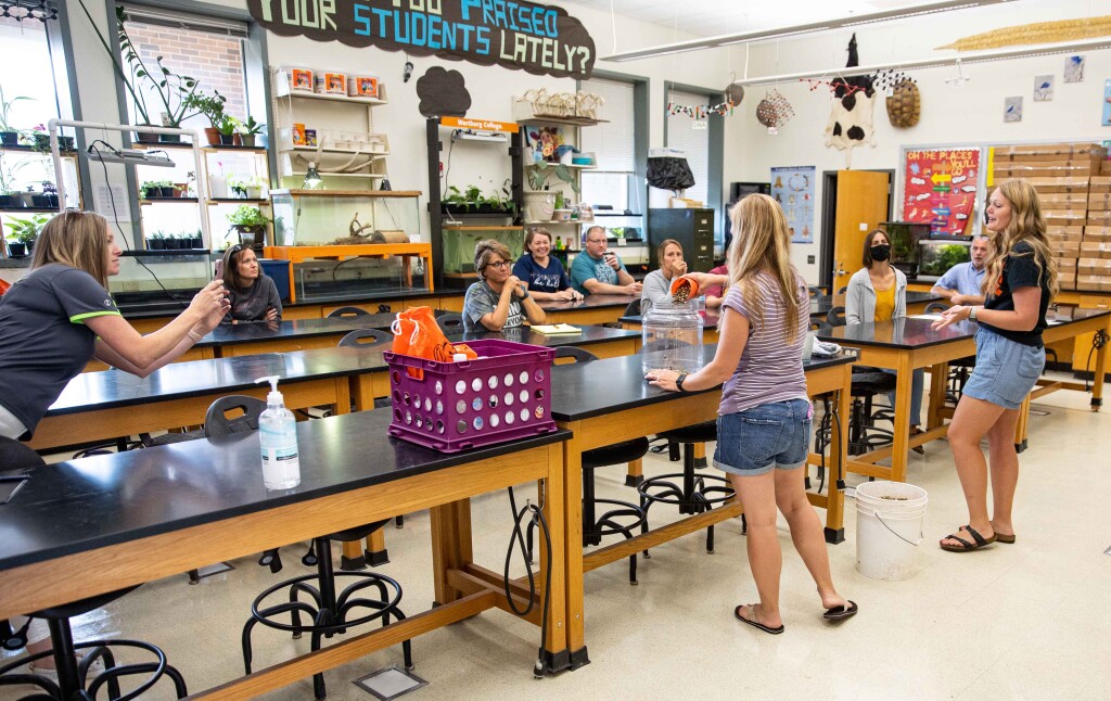Wartburg College students show Iowa educators how to create a three-gallon Ioponics system for their classroom.