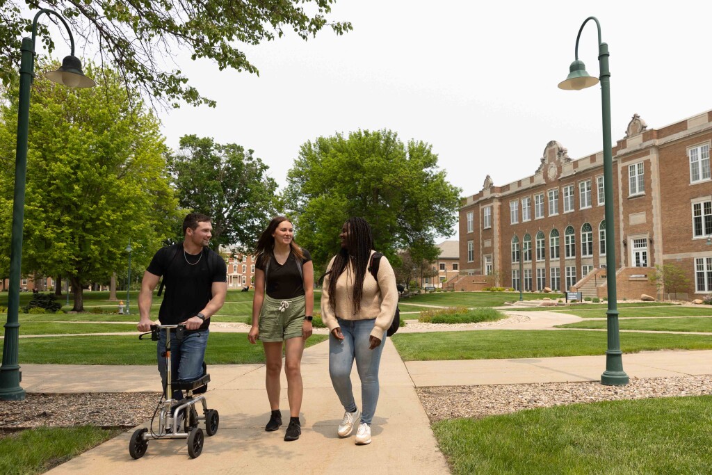 Wartburg students walk on campus. 